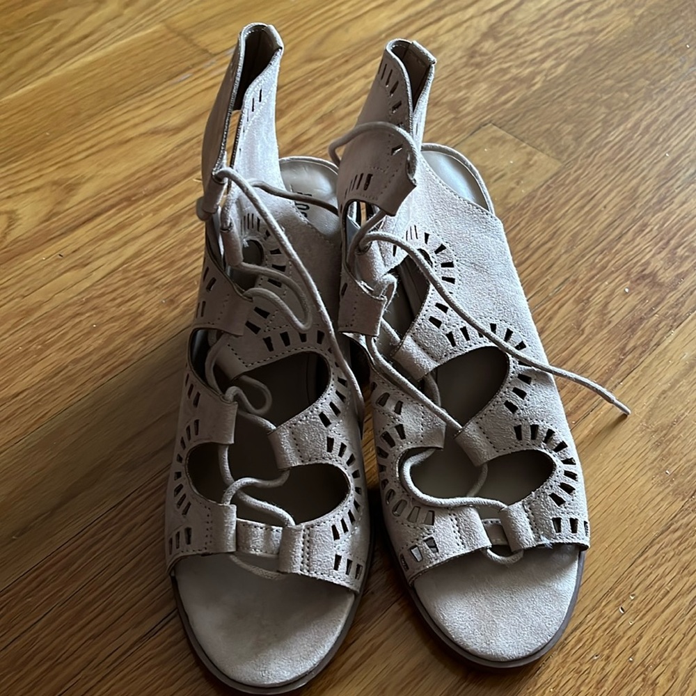 Mossimo Supply Co beige sandal